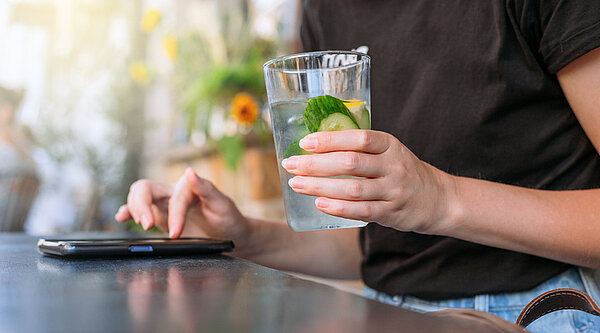 vrouw drinkt een glas water