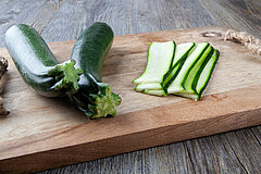courgettes op een plank deels in plakken gesneden
