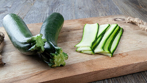 courgettes op een plank deels in plakken gesneden