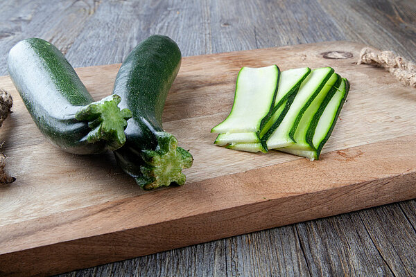 courgettes op een plank deels in plakken gesneden
