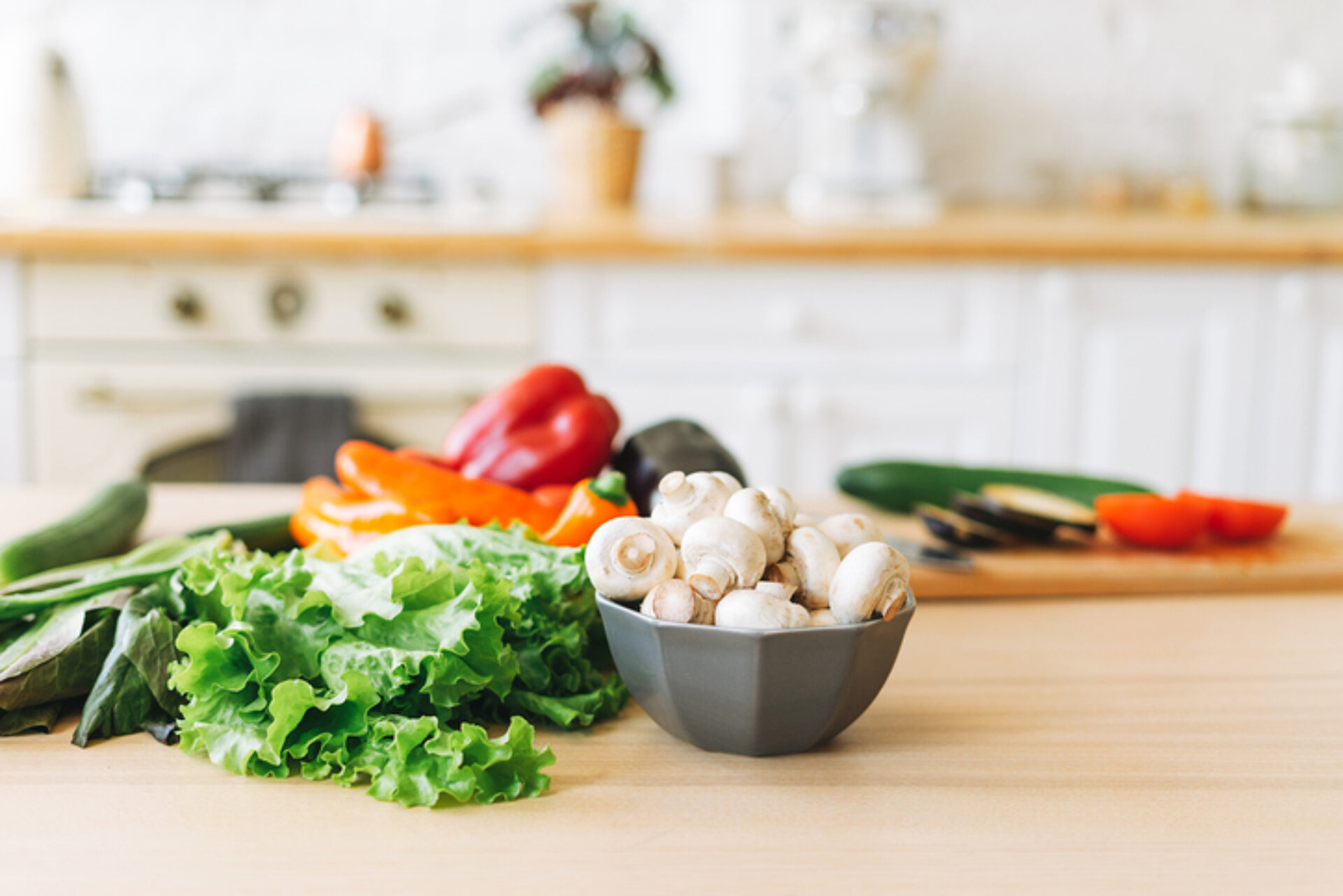 Waarom je je geen zorgen hoeft te maken over anti-nutriënten in groenten groeen op een aanrecht klaar om gesneden te worden