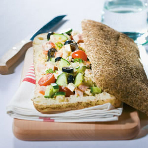 Gevulde broodbol met maaltijdsalade