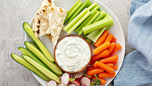 Homemade tzatziki met rauwkost Homemade tzatziki met rauwkost