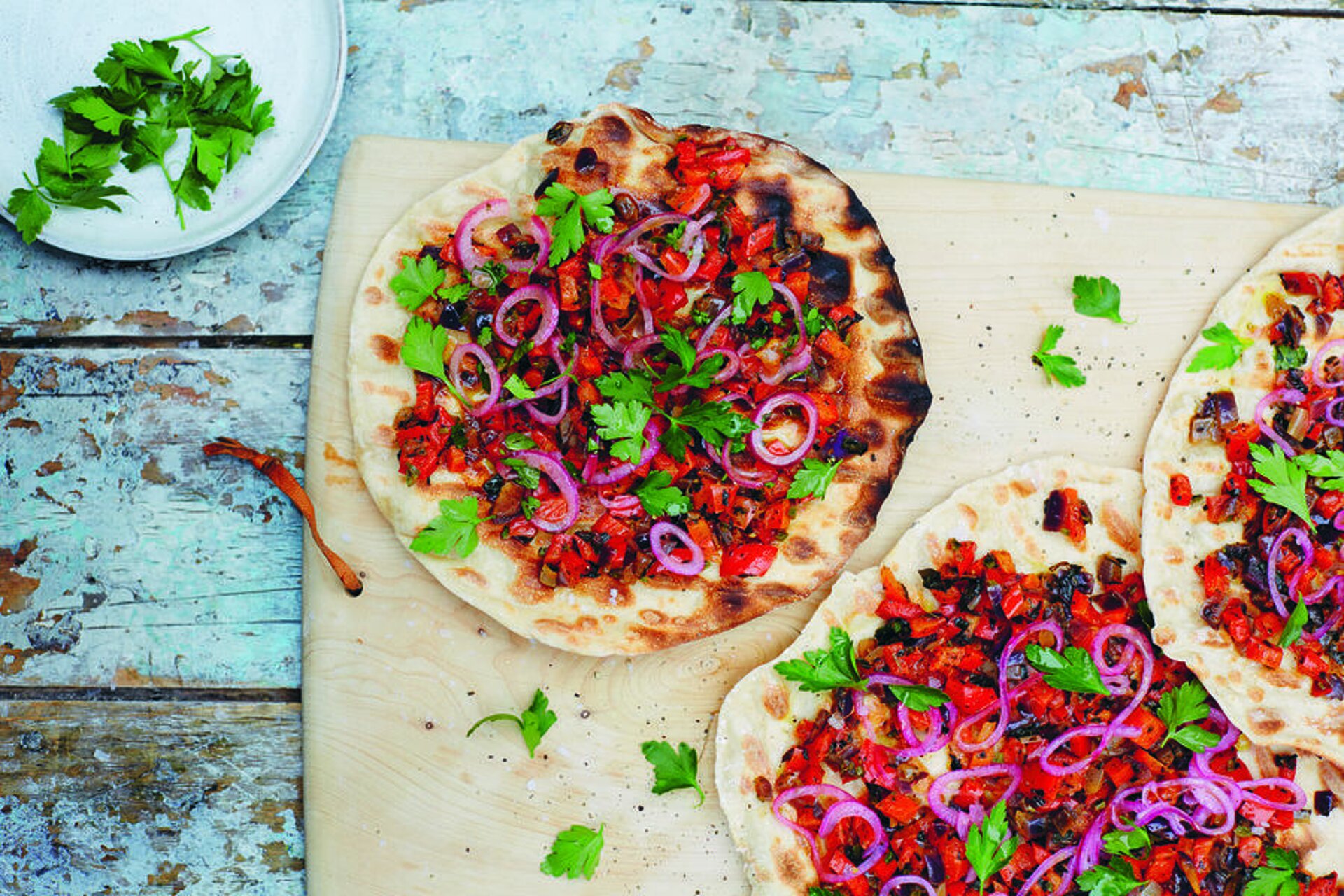 Turks platbrood uit de koekenpan met lepelsalade van Anna Jones