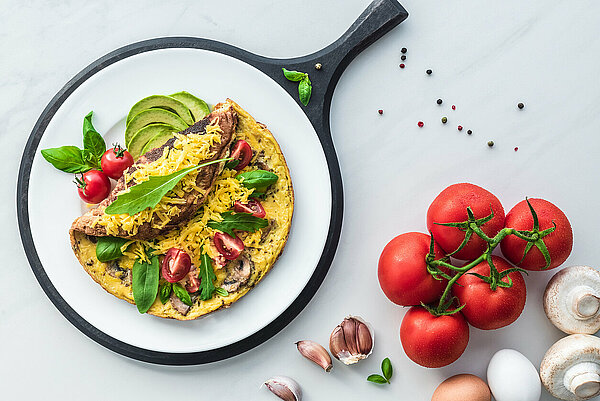 omelet met spinazie en tomaat