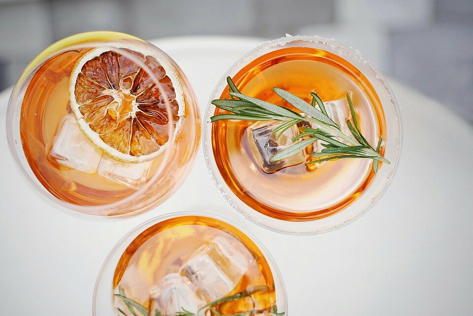 3 glazen mocktail van bovenaf gefotografeerd