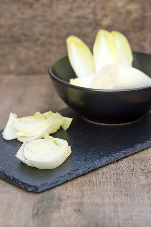 Witlofsalade met peer en linzen