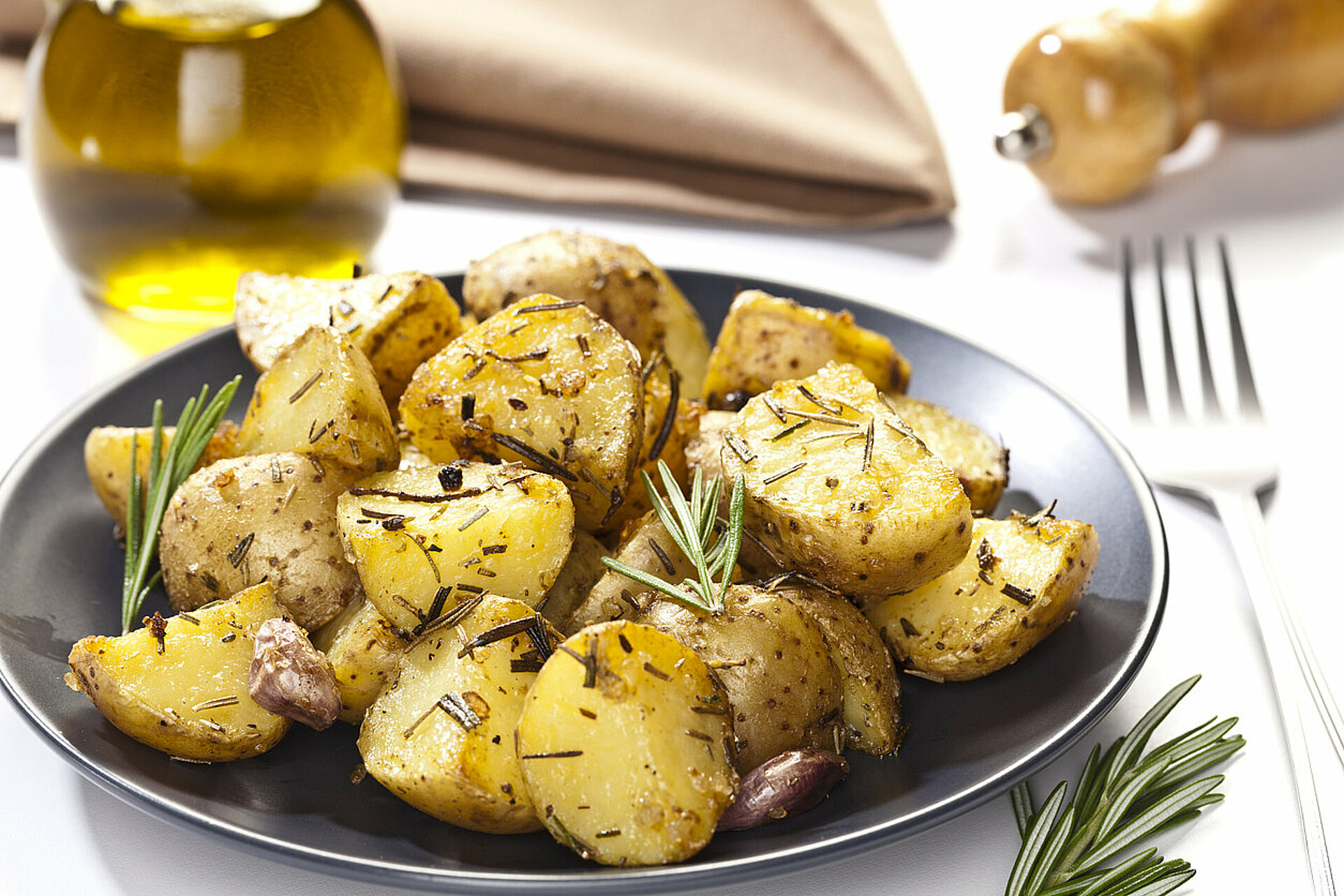 aardappeltjes uit de oven aardappelstukjes gebakken in oven met rozemarijn