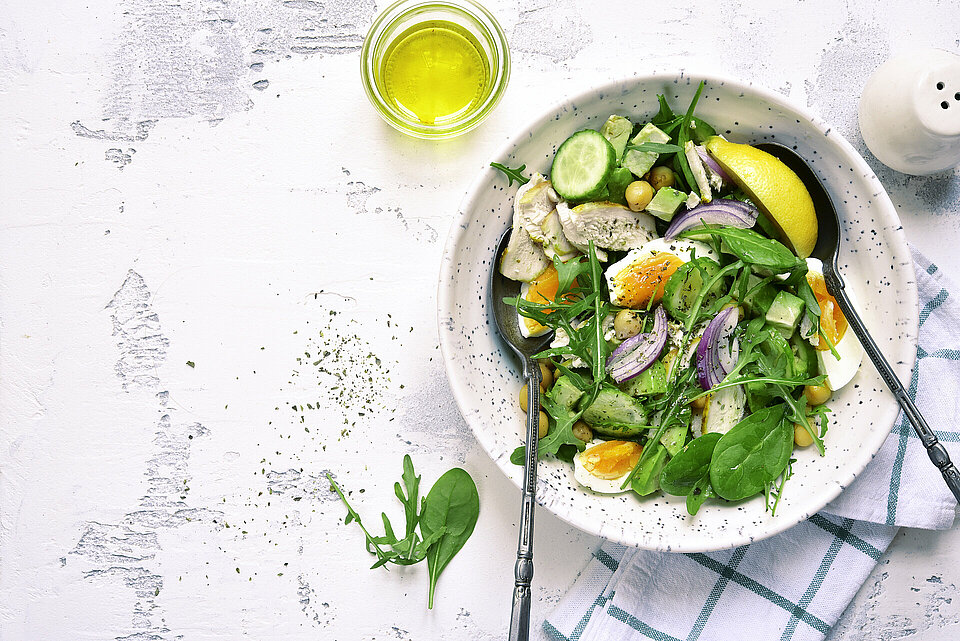 salade van verschillende soorten groenten op een bord