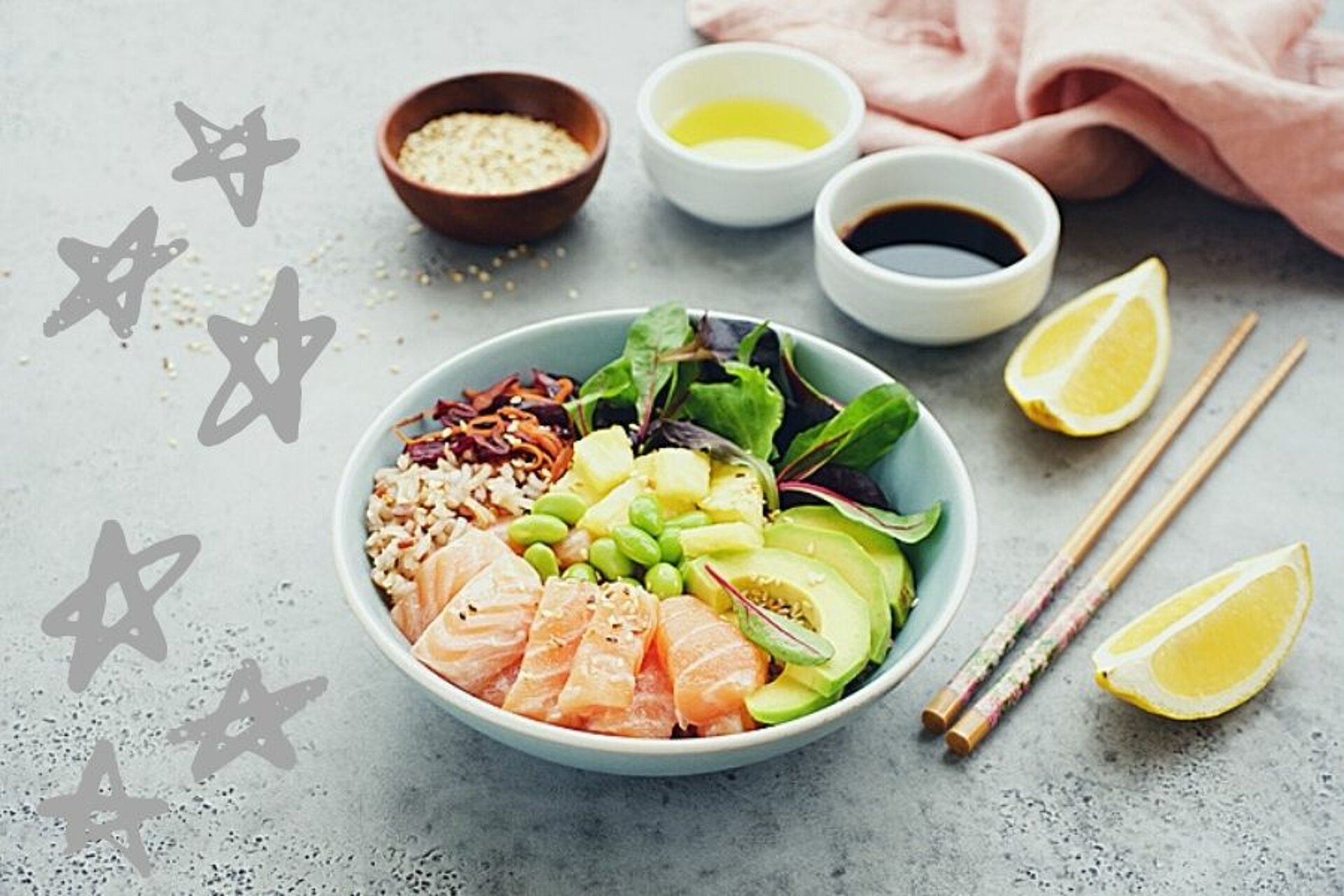Feestelijke poké-bowl met ingelegde zalm