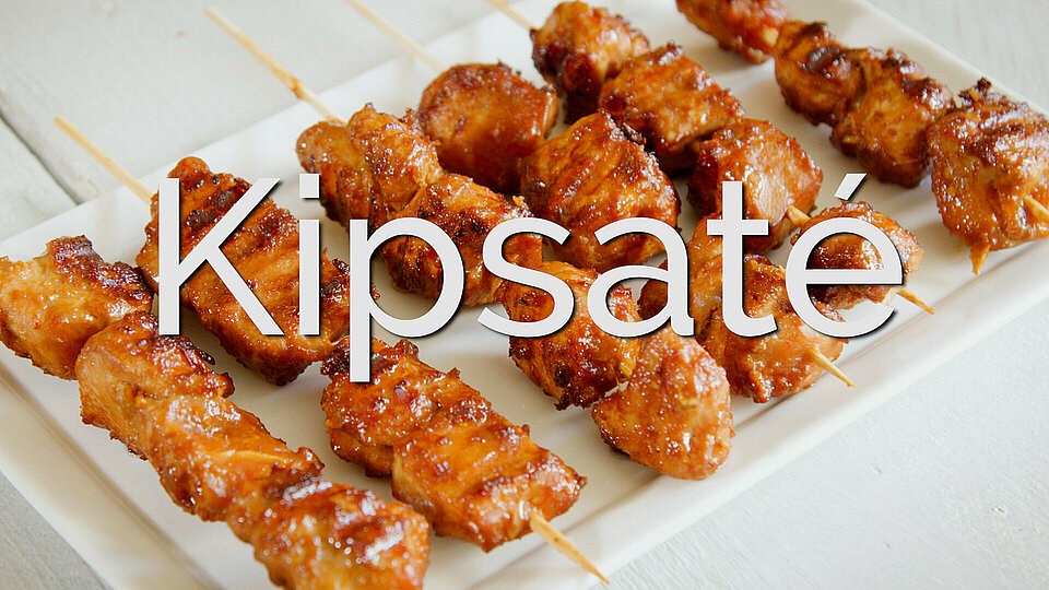 kipsaté op een bord