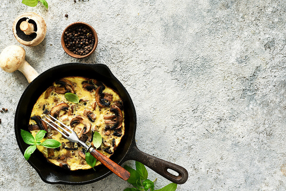 pan met een paddenstoelen frittata