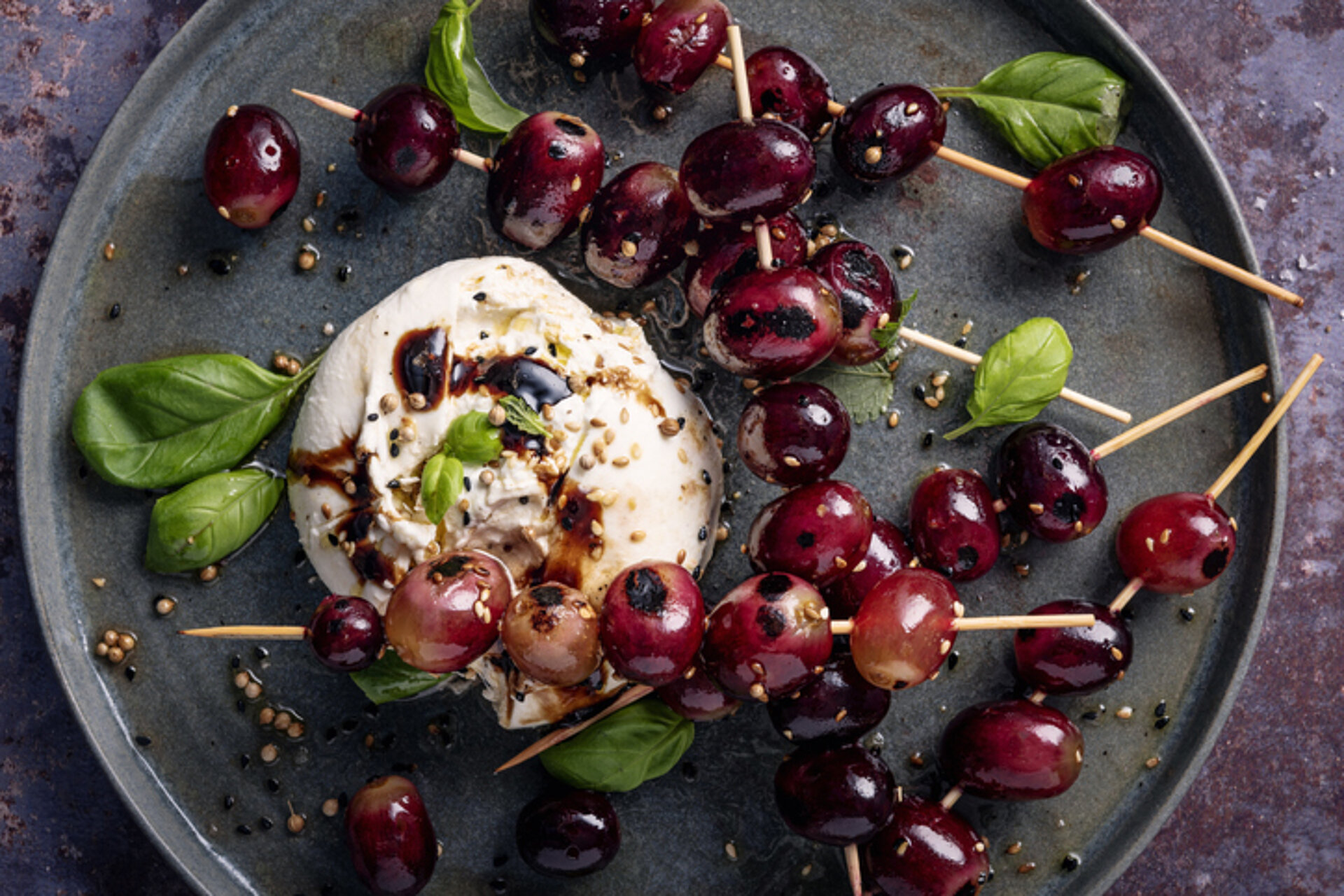 Druiven aan sateprikker met in het midden mozzarella