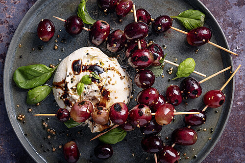 Druiven aan sateprikker met in het midden mozzarella