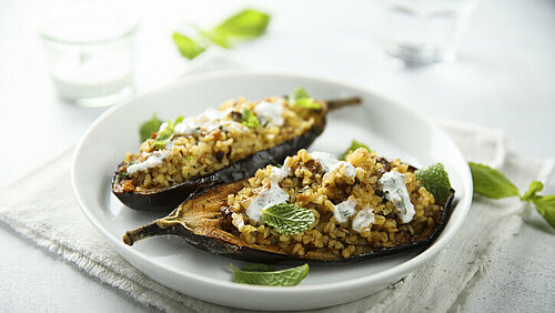 2 halve gevulde aubergines