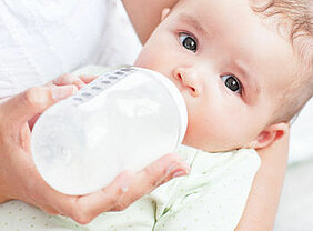 baby aan de fles Baby aan de fles