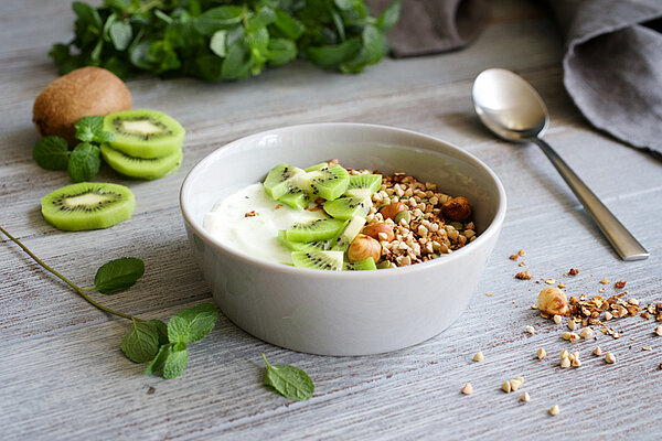 Wit schaaltje met granola, kiwie en yoghurt