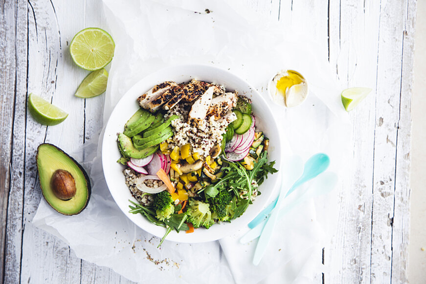 alles over een gezond gewicht saladekom met avocado