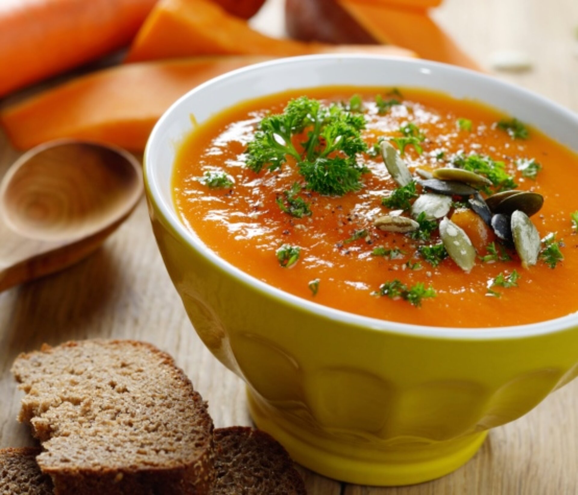 Stevige pompoensoep met koriandersalsa, pitten en tomaatblokjes Stevige pompoensoep met koriandersalsa, pitten en tomaatblokjes