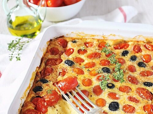 Ovenschaal met ei-gerecht en kerstomaatjes