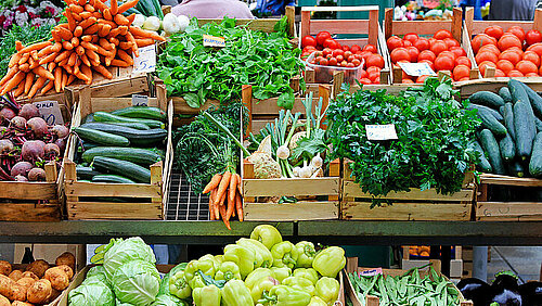 marktkraam met groenten
