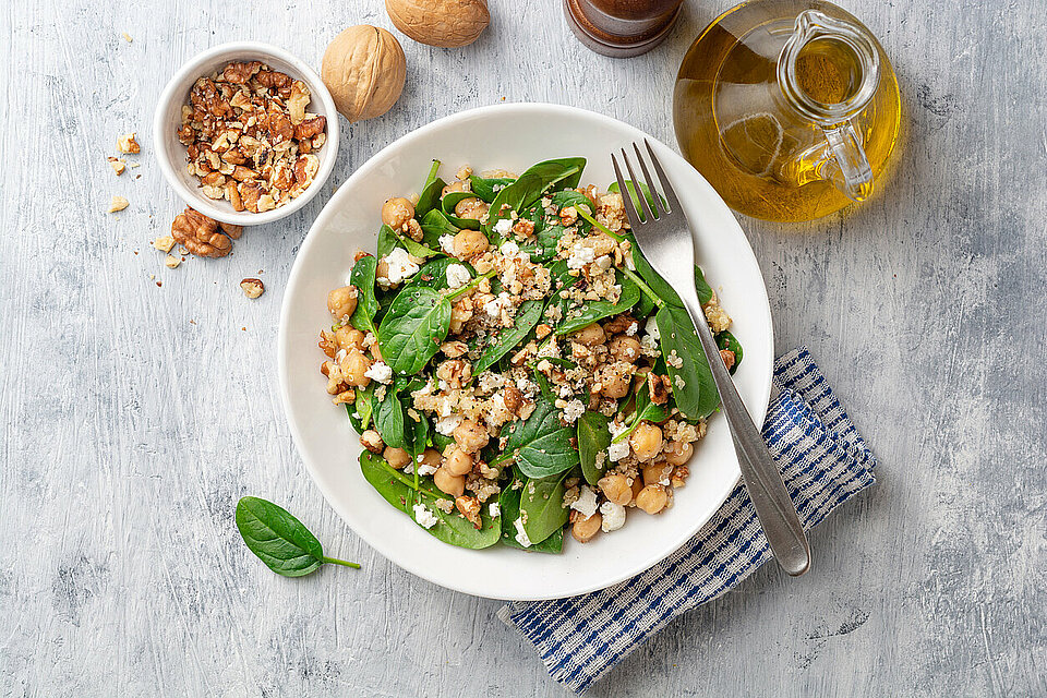 bord met salade met kikkererwten
