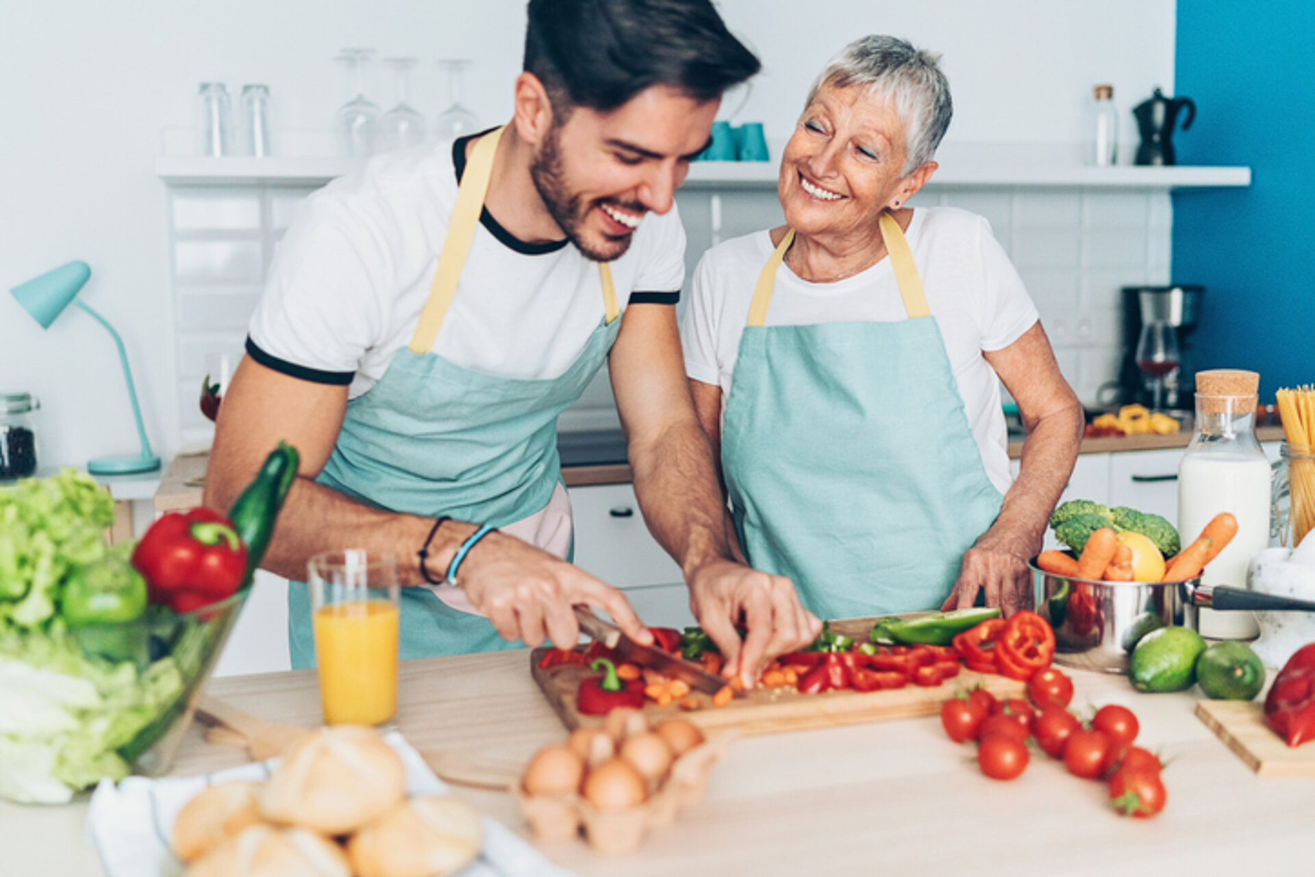 Waarom gezond koken helemaal niet zo moeilijk is man leert koken van zijn moeder