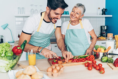 man leert koken van zijn moeder