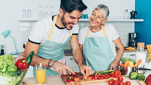 man leert koken van zijn moeder
