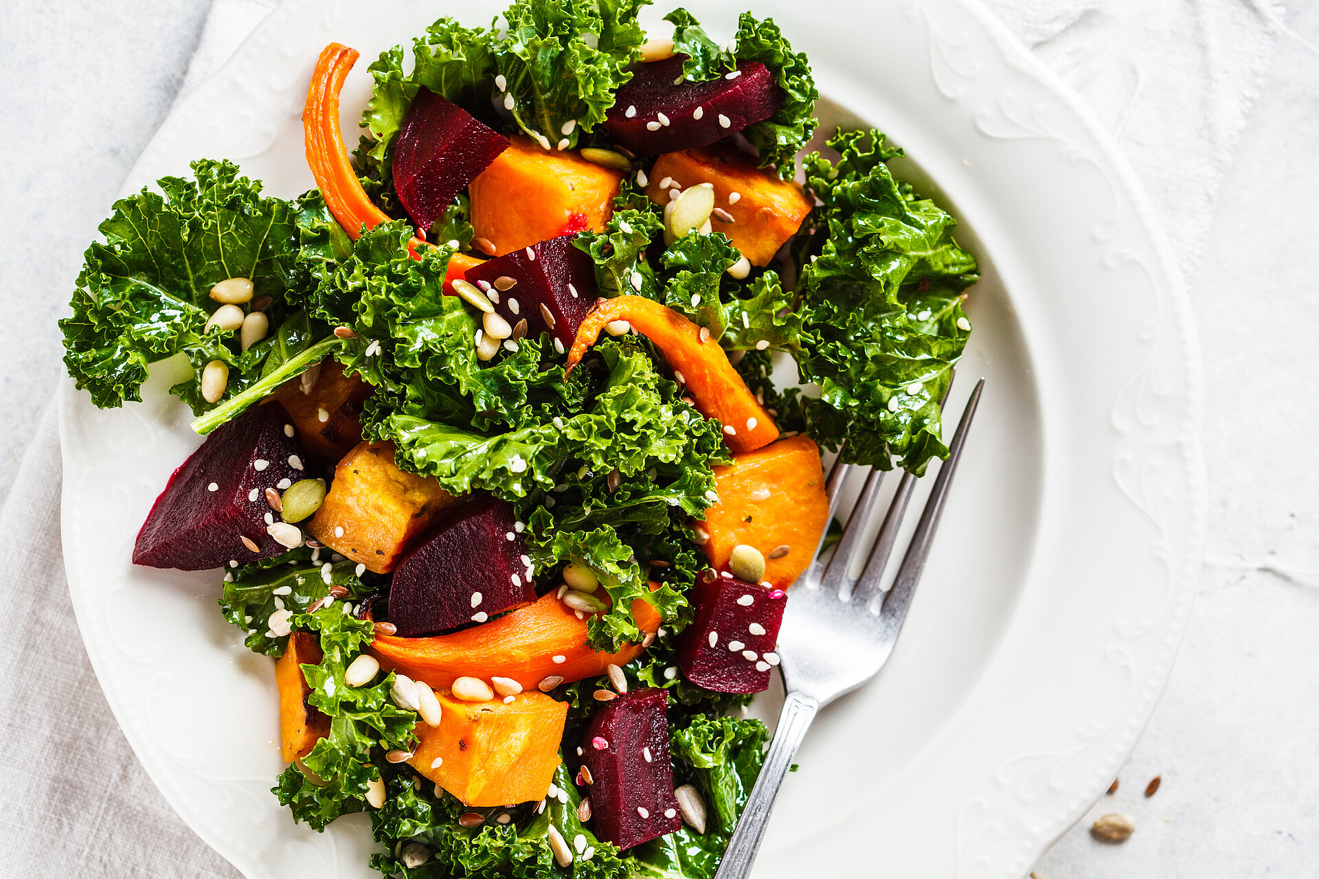 Boerenkoolsalade met pompoen, wortel en biet