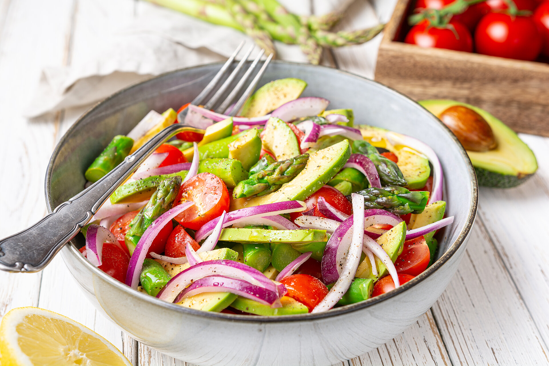 schaal met frisse lentesalade