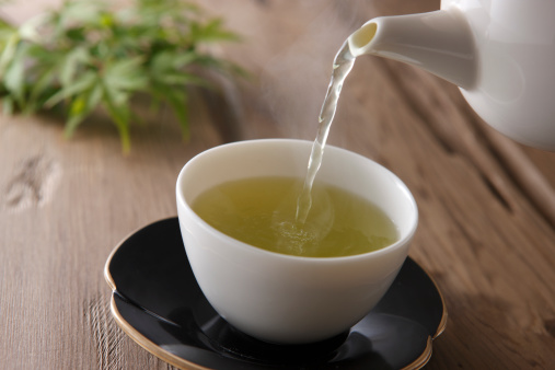 kopje groene thee wordt ingeschonken