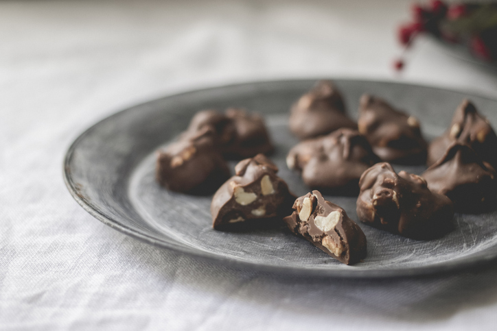 bord met pindanotenrotsjes