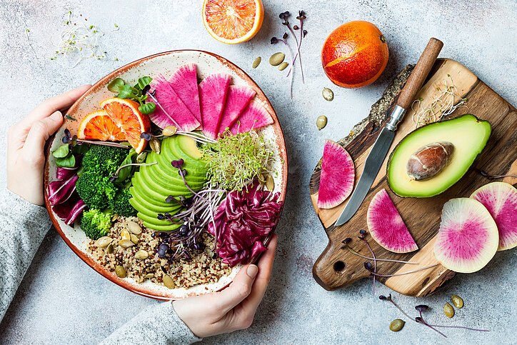bowl met vezelrijke producten en kleurrijke groenten