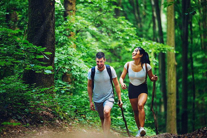 Man en vrouw wandelen in het bos