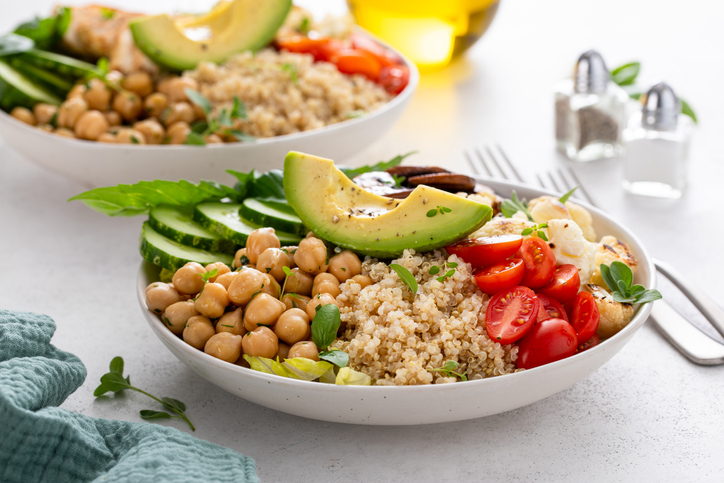 Schaal met quinoa en diverse groenten