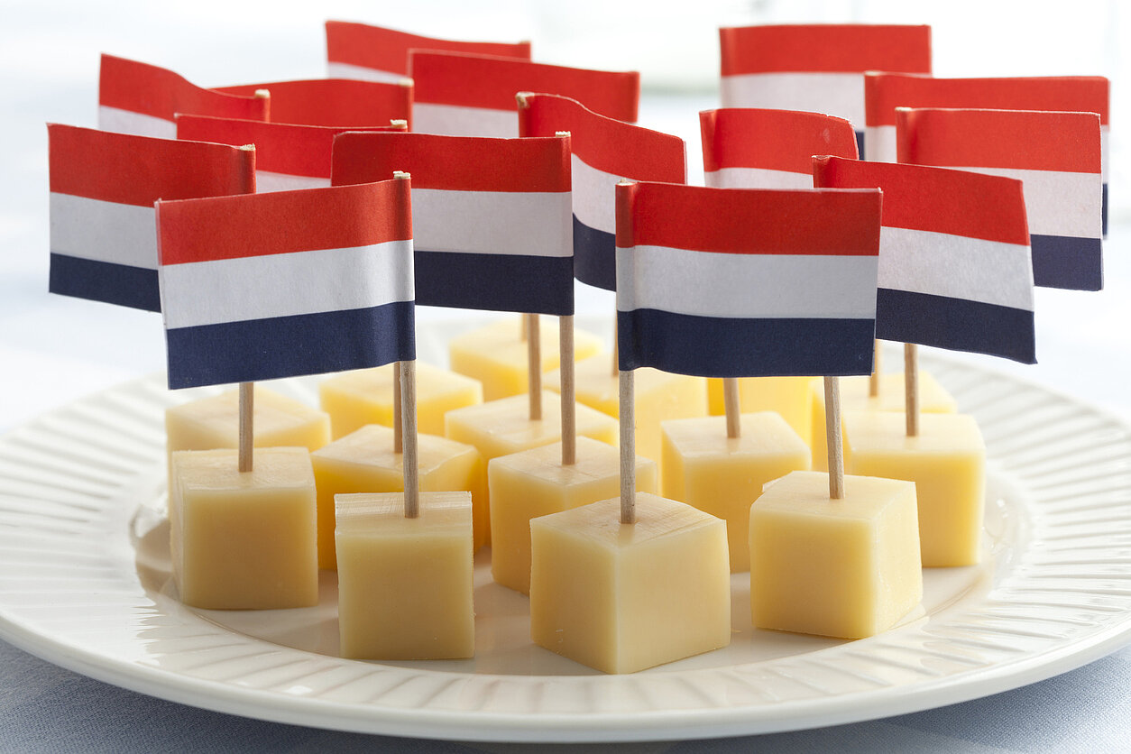 bord met blokjes kaas