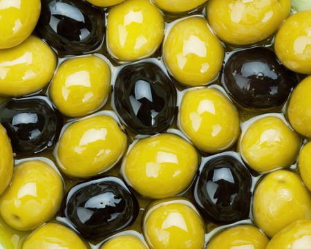groene en zwarte olijven door elkaar